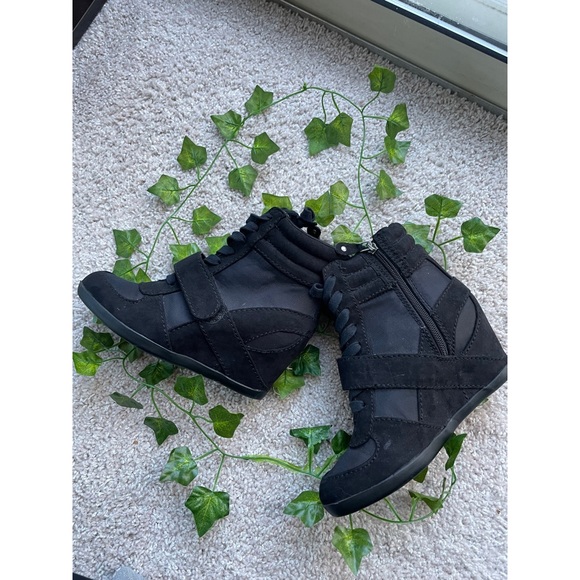 Simply Vera Vera Wang Shoes - 🌿 Awesome NWOT Simply Vera Black Wedge Sneakers